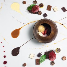 Obra de arte ou doce? "Regina" é uma sobremesa idealizada pelo chef Rudy Bovo, do italiano Nido. Ela é montada na própria mesa com esfera de chocolate 70%, recheado com sorvete (pistache, chocolate, frutas vermelhas e baunilha) e frutas. Acompanham ganache e trufas de chocolate. O incrementado doce tem seu preço (bem salgado): R$ 256. Av Gen.San Martin 1011 Leblon. das 12h às 00h, de terça a sábado e das 12h às 22h aos domingos.   — Foto: Lipe Borges/ divulgação