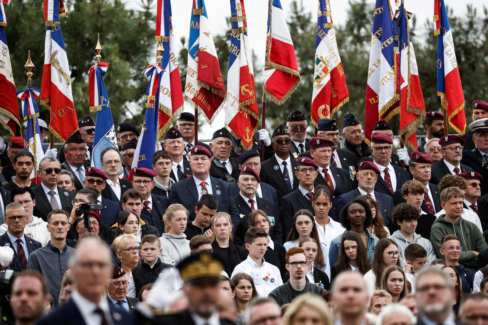 Militares e pessoas participam de uma cerimônia em homenagem aos setenta e sete pára-quedistas SAS das Forças Francesas Livres que morreram na Bretanha durante a Segunda Guerra Mundial, no memorial La Gree mill SAS (Serviço Aéreo Especial) em Plumelec, oeste da França, em 5 de junho, 2024, como parte das comemorações do "Dia D" que marcam o 80º aniversário do desembarque dos Aliados na Segunda Guerra Mundial na Normandia. — Foto: Benoit Tessier / POOL / AFP