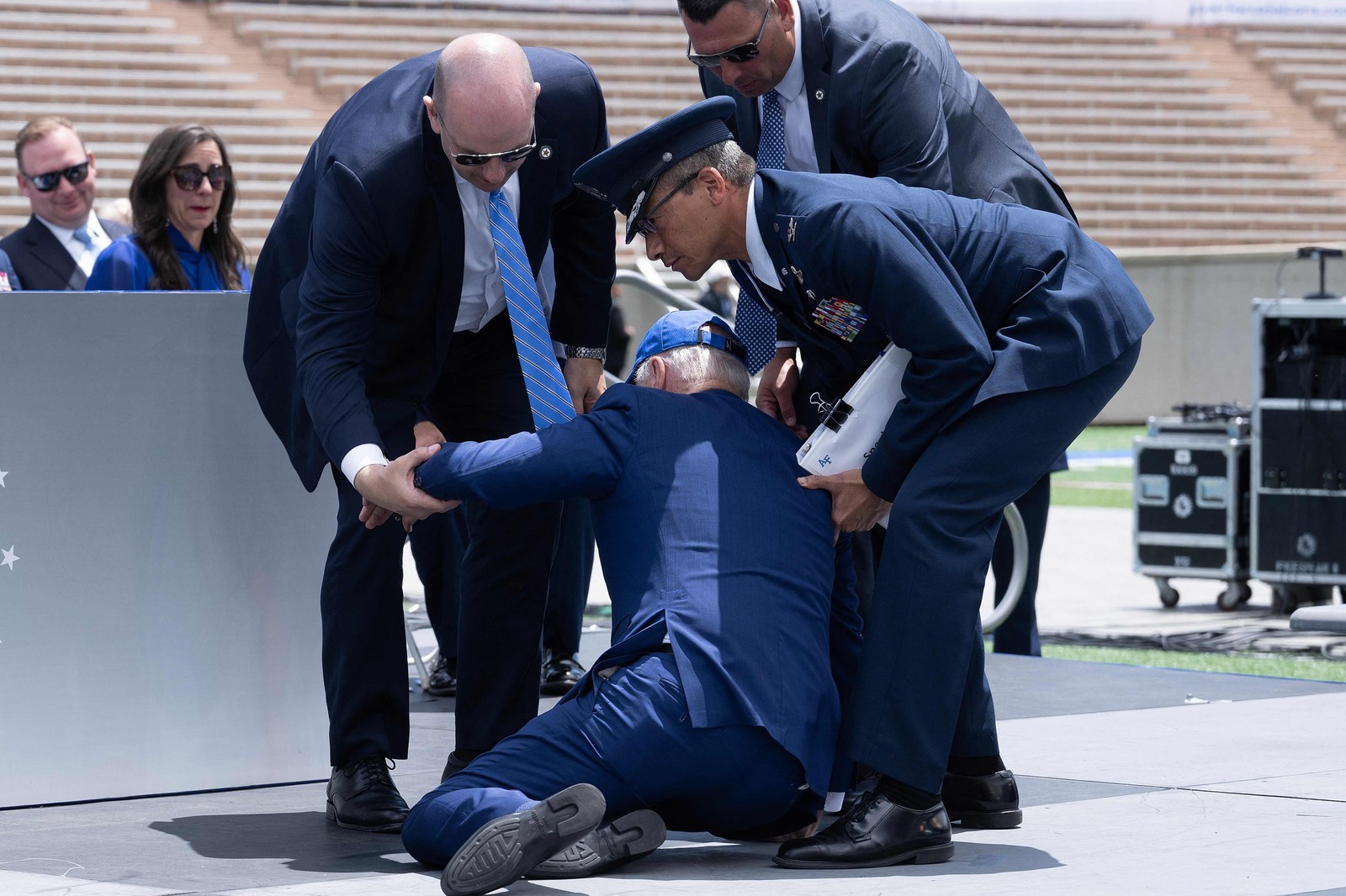 Presidente americano Joe Biden leva tombo em cerimônia militar — Foto: Brendan Smialowski / AFP