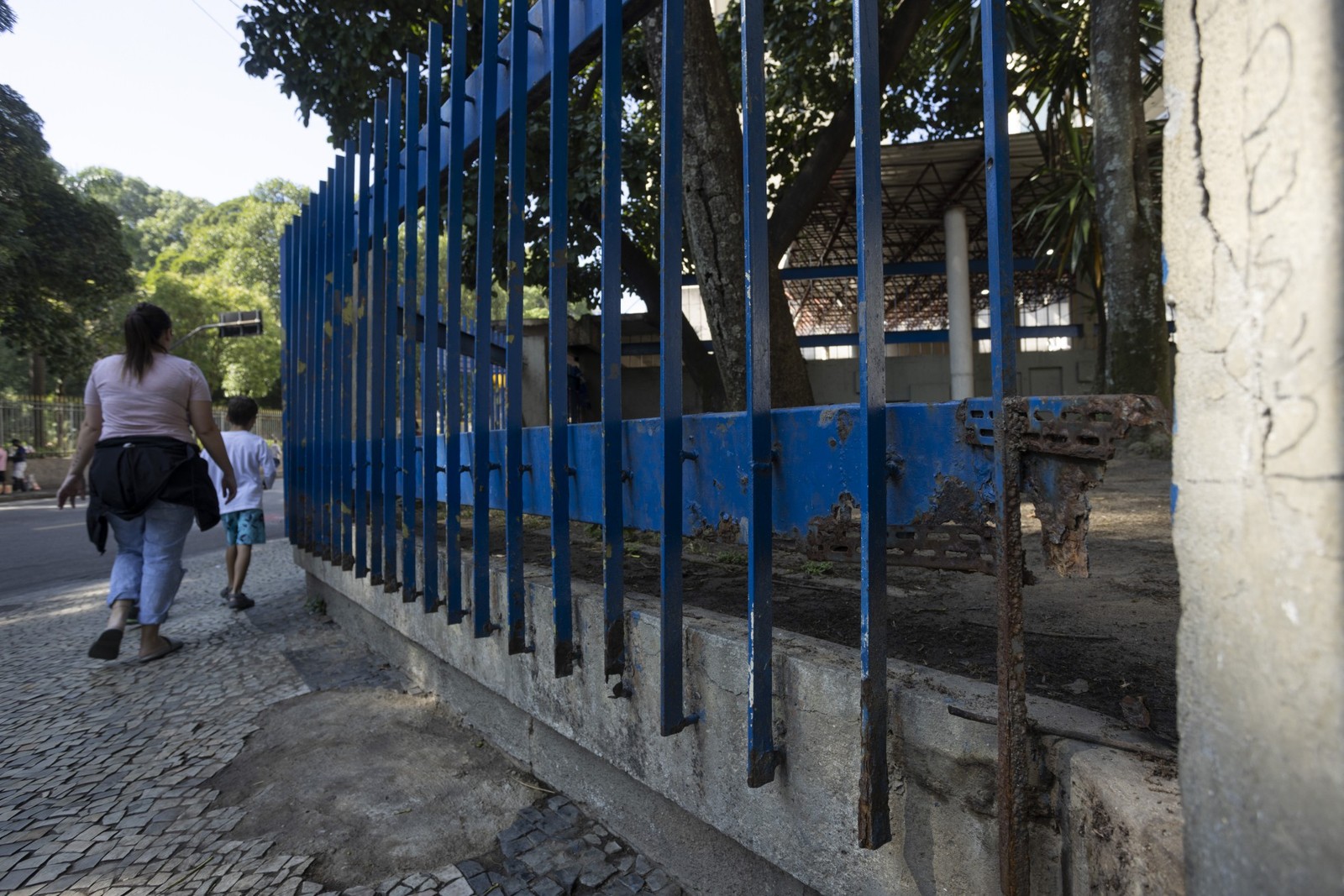 Grades enferrujadas na porta do Souza Aguiar — Foto de Marcia Foletto