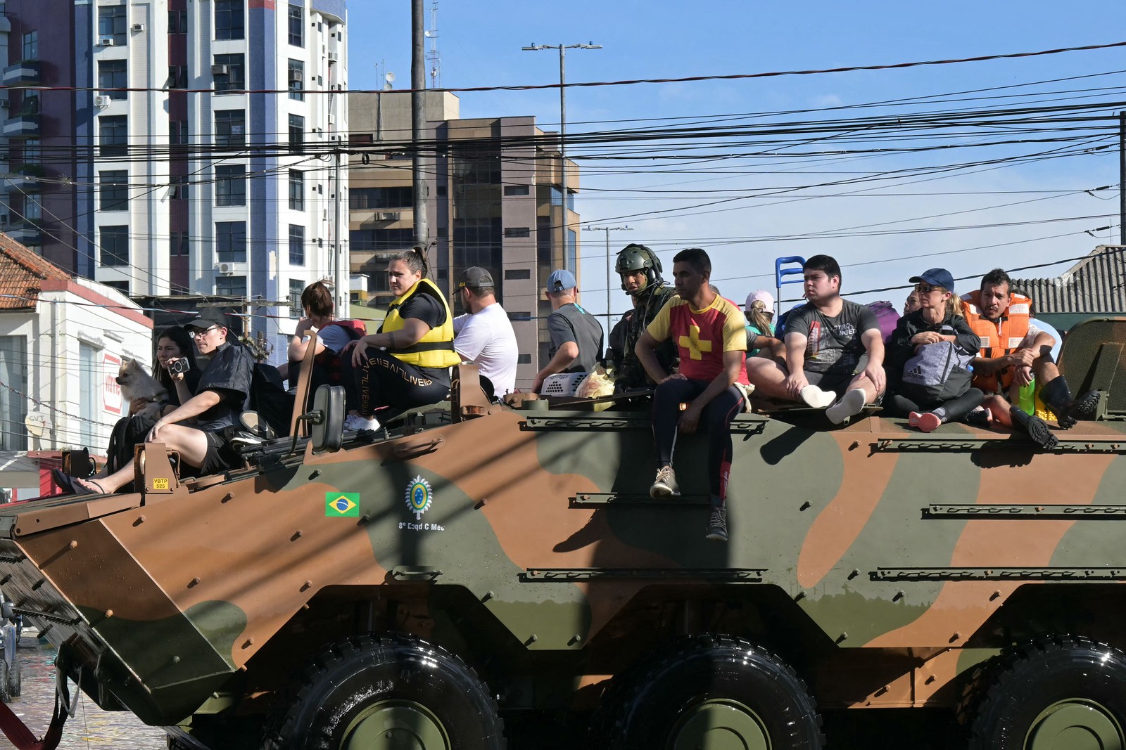 Pessoas são retiradas de uma área inundada em um veículo militar após enchentes causadas por fortes chuvas em Porto Alegre, Rio Grande do Sul. — Foto: NELSON ALMEIDA / AFP