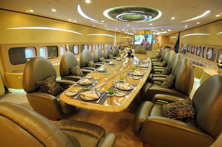 O interior do Boeing 747-430, do Sultão de Brunei; aeronave custa R$ 1 bilhão e foi apelidada de 'Palácio Voador' — Foto: Reprodução