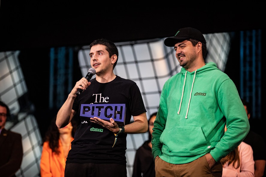 Guilherme Rodrigues e Rafael Crespo, ex-executivos da VTEX e fundadores da Deco.cx, venceram o pitch de startups no Web Summit Rio 2024