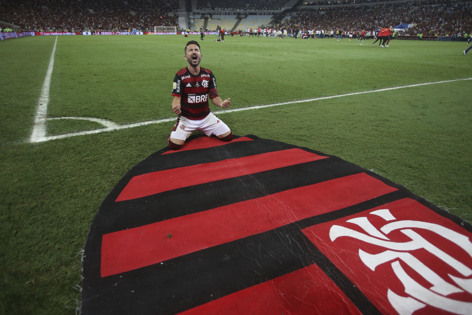 Everton Ribeiro comemora título do Flamengo, decidido nos pênaltis — Foto: Alexandre Cassiano