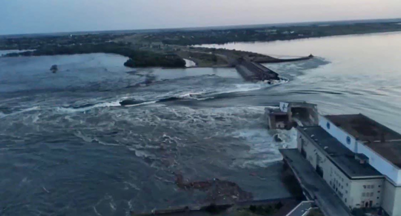 Explosão destrói barragem de Nova Kakhovka na Ucrânia — Foto: AFP