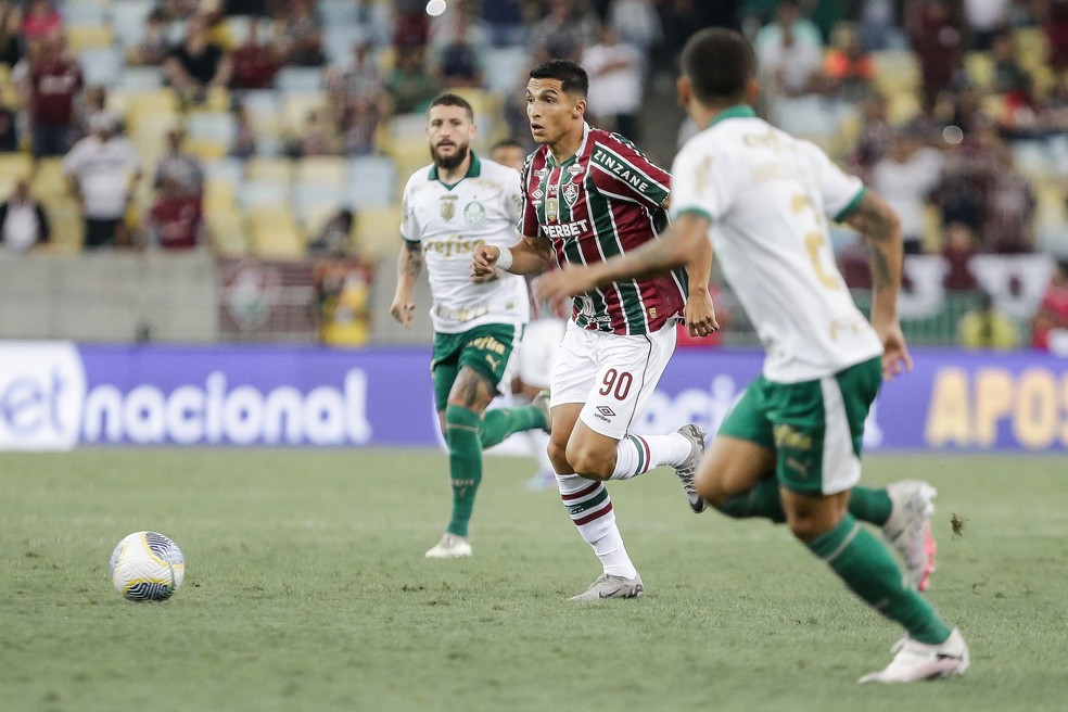 Kevin Serna deve ser titular contra o Juventude — Foto: LUCAS MERÇON / FLUMINENSE F.C.