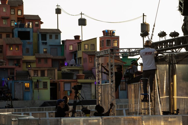 Montagem do palco Favela, na Cidade do Rock