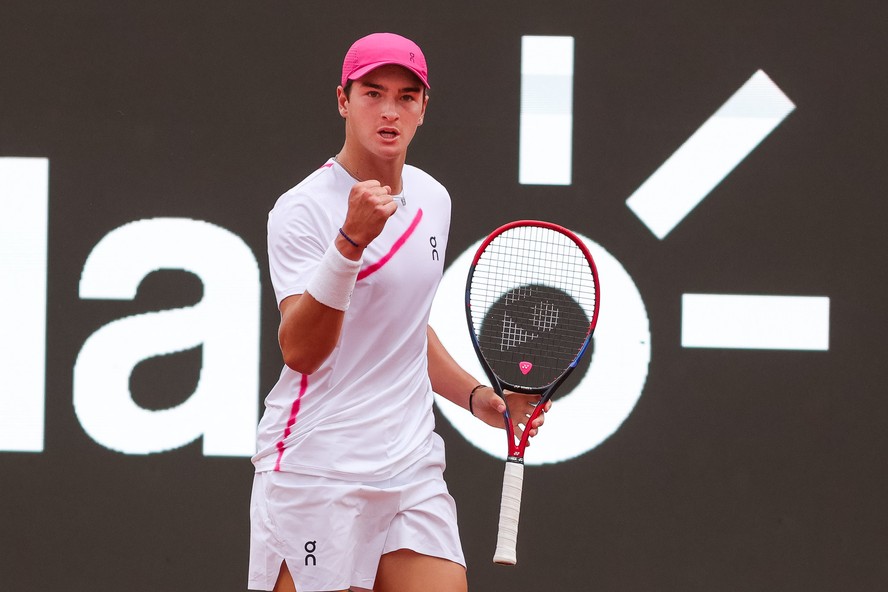 João Fonseca comemora ponto sobre o francês Arthur Fils no Rio Open