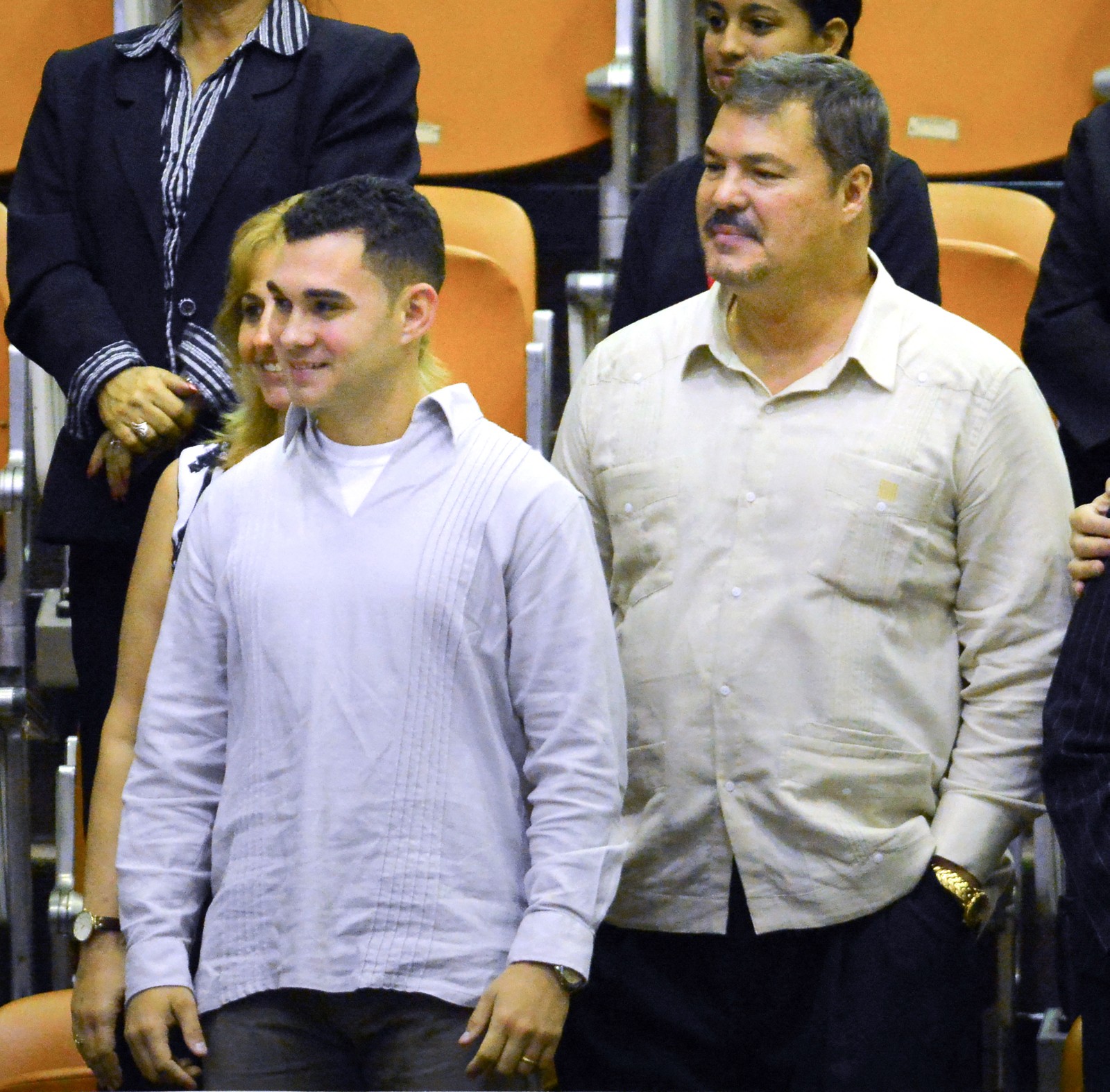 Elián González participa da Sessão Anual do Parlamento em Havana ao lado do espião cubano Ramón Labañino, em 20 de dezembro de 2014.  — Foto: ADALBERTO ROQUE / AFP