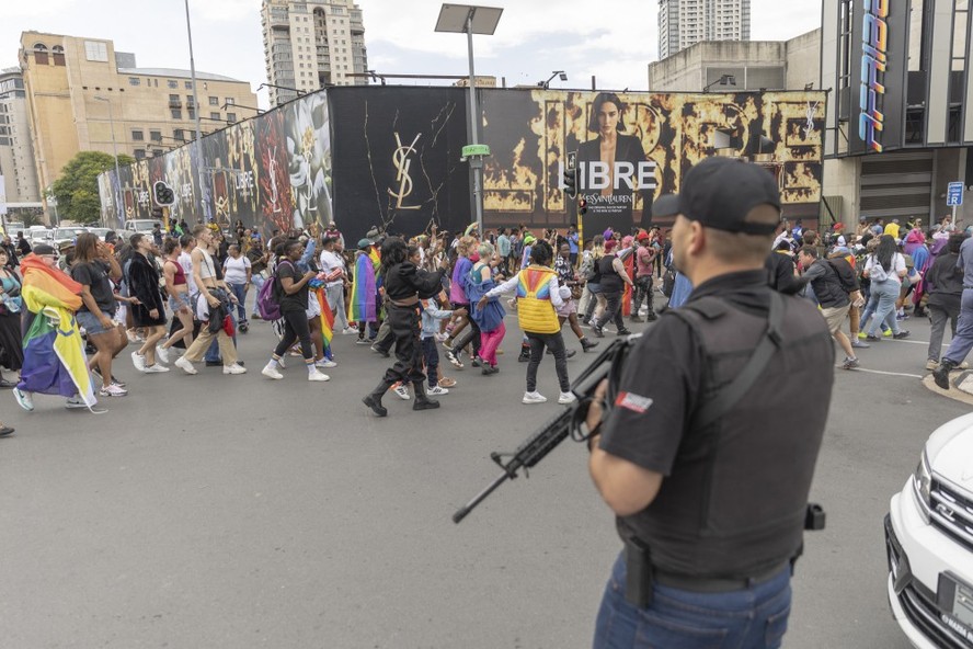 Policiais sul-africanos patrulham na Parada do Orgulho Gay de Johannesburgo; 60% dos países africanos têm leis homofóbicas