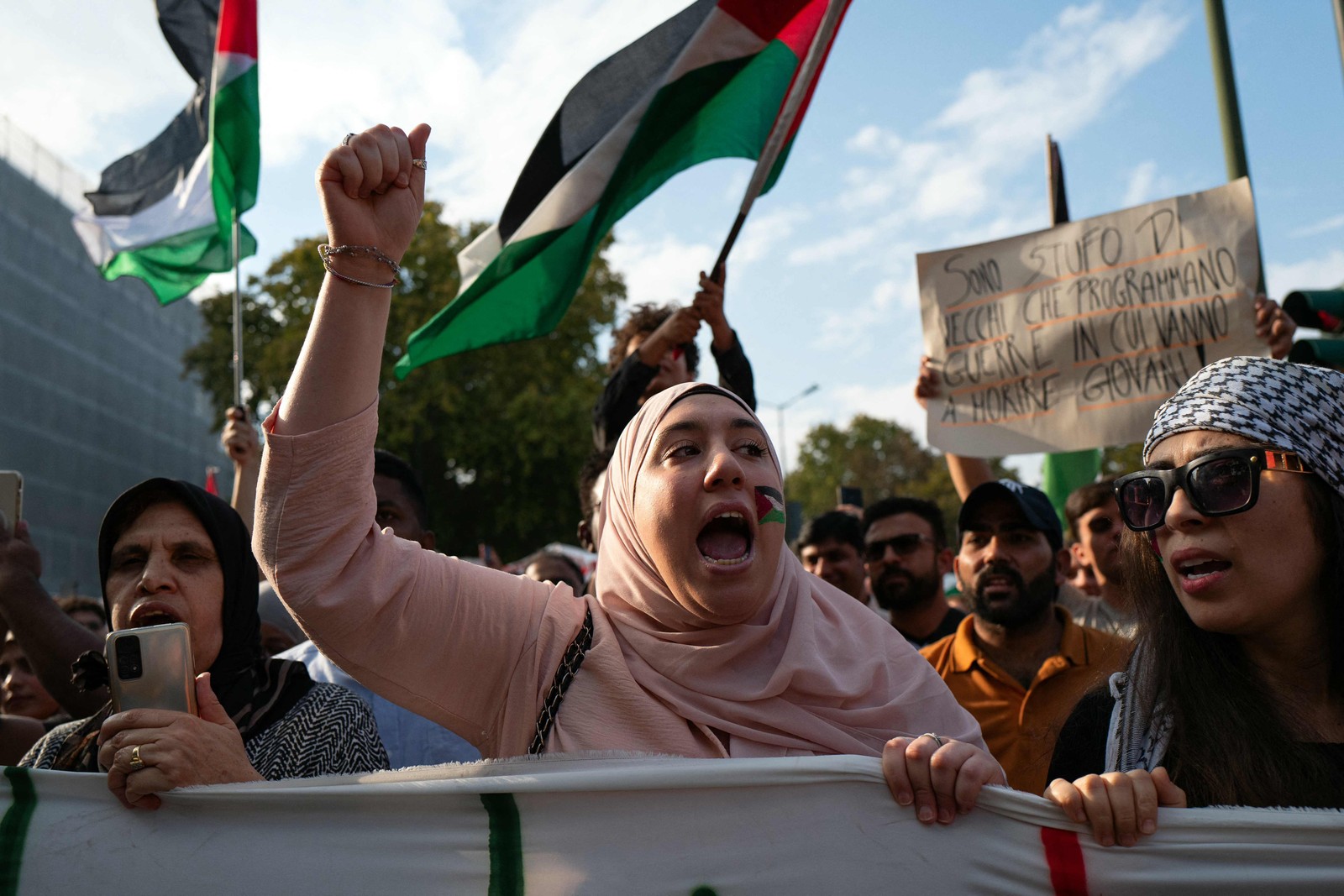 Manifestantes pró-Palestina pintam o rosto durante protesto em Turin, Itália — Foto: Marco Bertorello/AFP