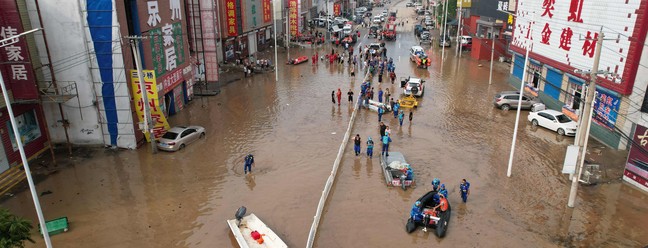 Equipes de resgate atuam em uma vila inundada em Zhuozhou, cidade de Baoding, na província de Hebei, em 2 de agosto de 2023.  — Foto: Jade Gao / AFP