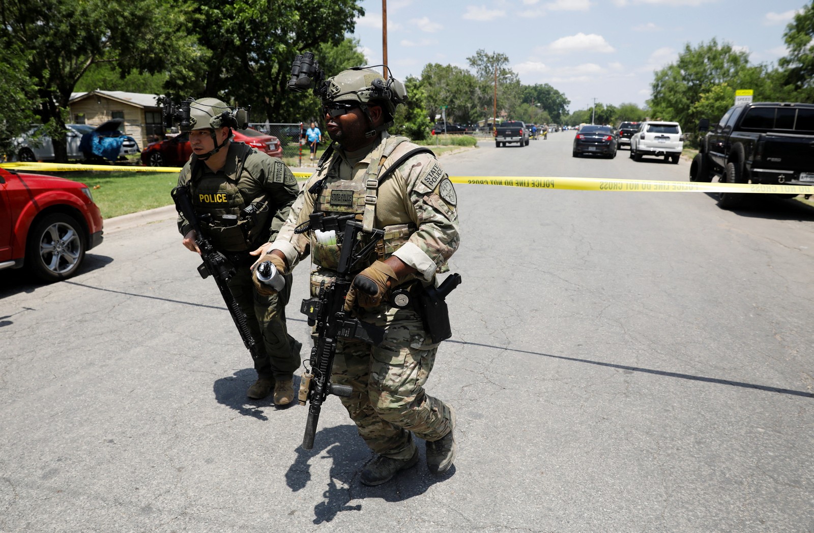 Policiais cercam local onde ataque ocorreu. Segundo governador do estado, Gregg Abbott, atirador era um jovem de 18 anos que havia abandonado seu veículo e entrado na escola com um revólver e possivelmente um rifle. — Foto: Marco Bello / Reuters