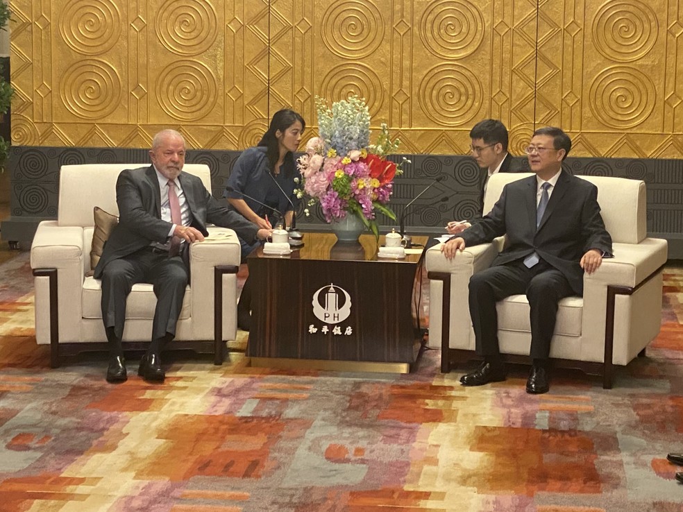 O presidente Lula durante encontro com o líder do Partido Comunista da China em Xangai nesta quinta-feira — Foto: Marcelo Ninio