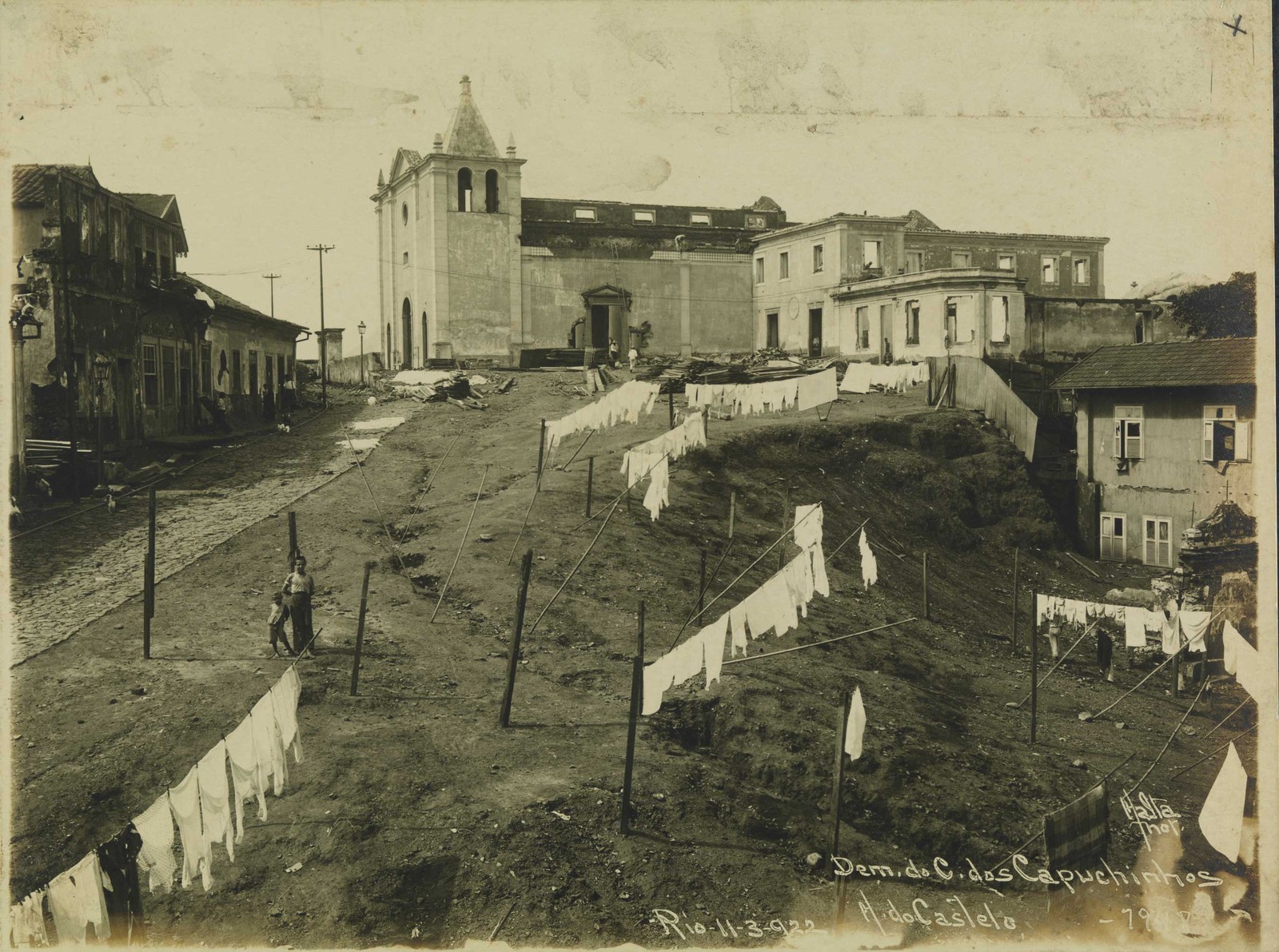 Morro do Castelo, berço da cidade do Rio de Janeiro. Na imagem, a demolição do Convento dos Capuchinhos — Foto: Augusto Malta