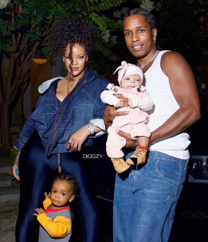 Rihanna, A$AP Rock e os filhos: Riot Rose (recém-nascida, no colo) e RZA, de 1 ano — Foto: Reprodução