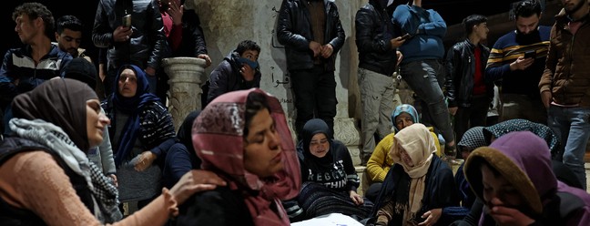 Família curda morta por combatentes na comemoração do Nowruz (ano novo persa), em Aleppo, Síria — Foto: OMAR HAJ KADOUR/AFP