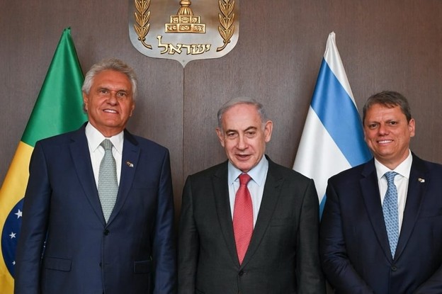 O premiê Benjamin Netanyahu com os governadores Ronaldo Caiado (esq.) e Tarcísio de Freitas (dir.)