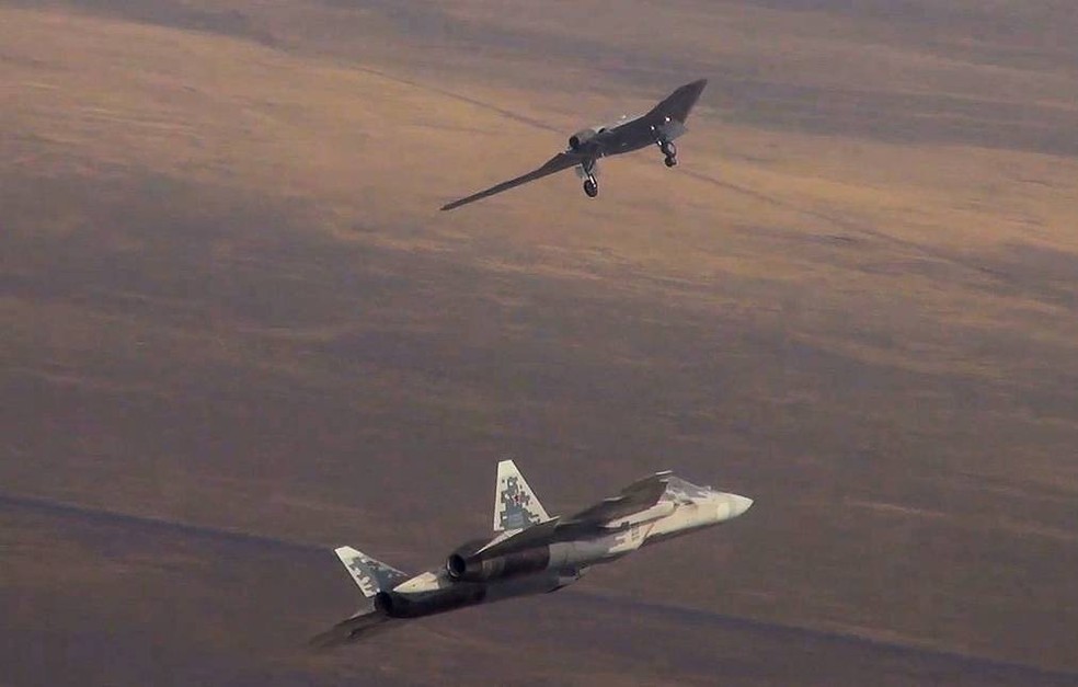 Su-57 sendo testado com o drone S-70 “Okhotnik” — Foto: Força Aérea da Rússia