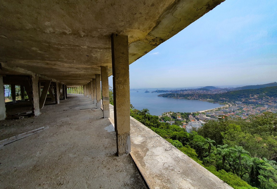 Cenário exuberante visto de um dos andares do esqueleto do Gávea Tourist — Foto: Roberto Moreyra