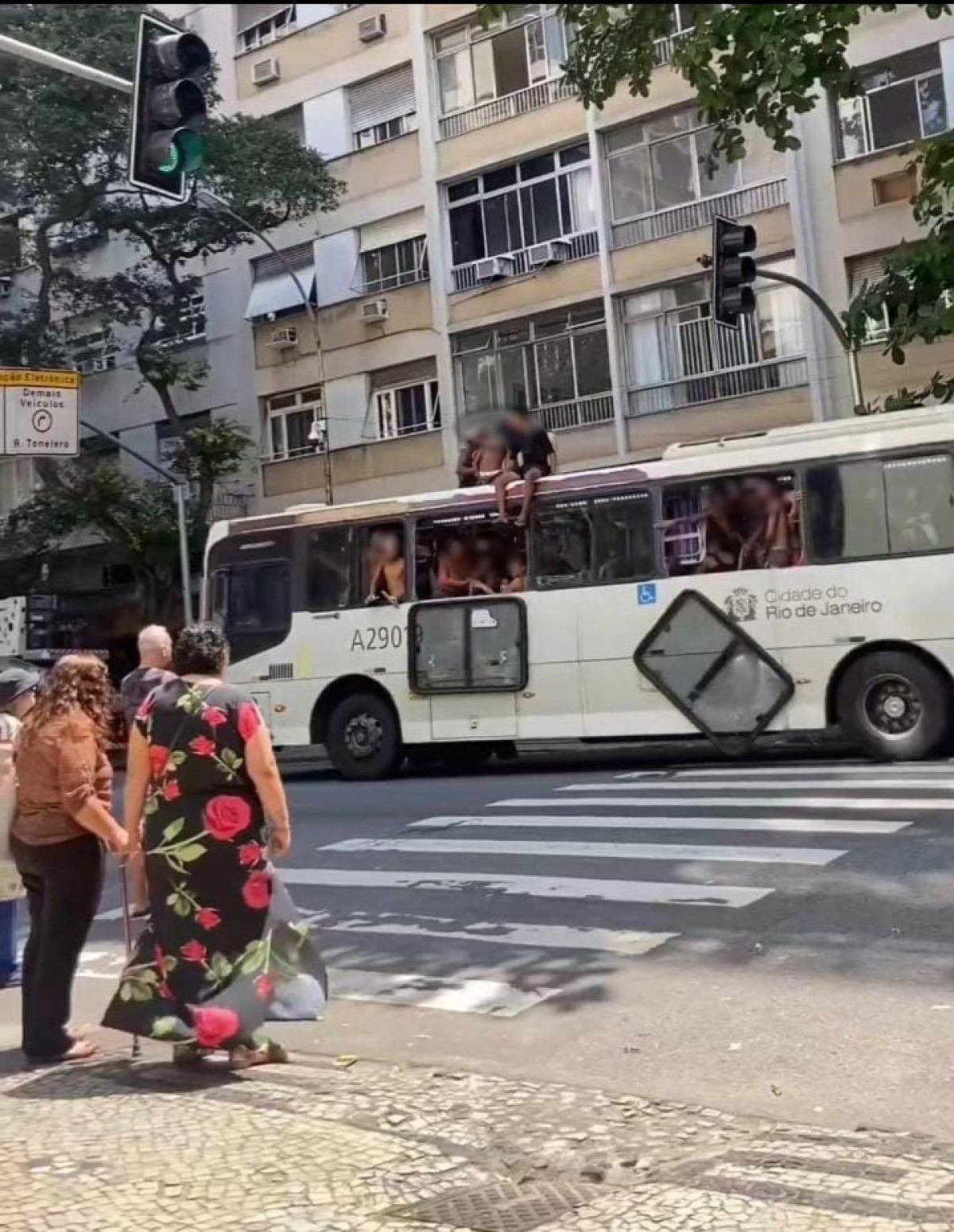 Linhas 474, 476, 457, 483 e 485 são as que mais têm casos de vandalismo no Rio, segundo Rio Ônibus — Foto: Reprodução