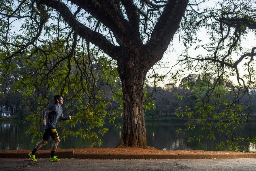 Nicolas Nunes, do BTG, costuma ver o sol nascer no Parque Ibirapuera, enquanto realiza sua corrida matinal: rotina melhora o foco