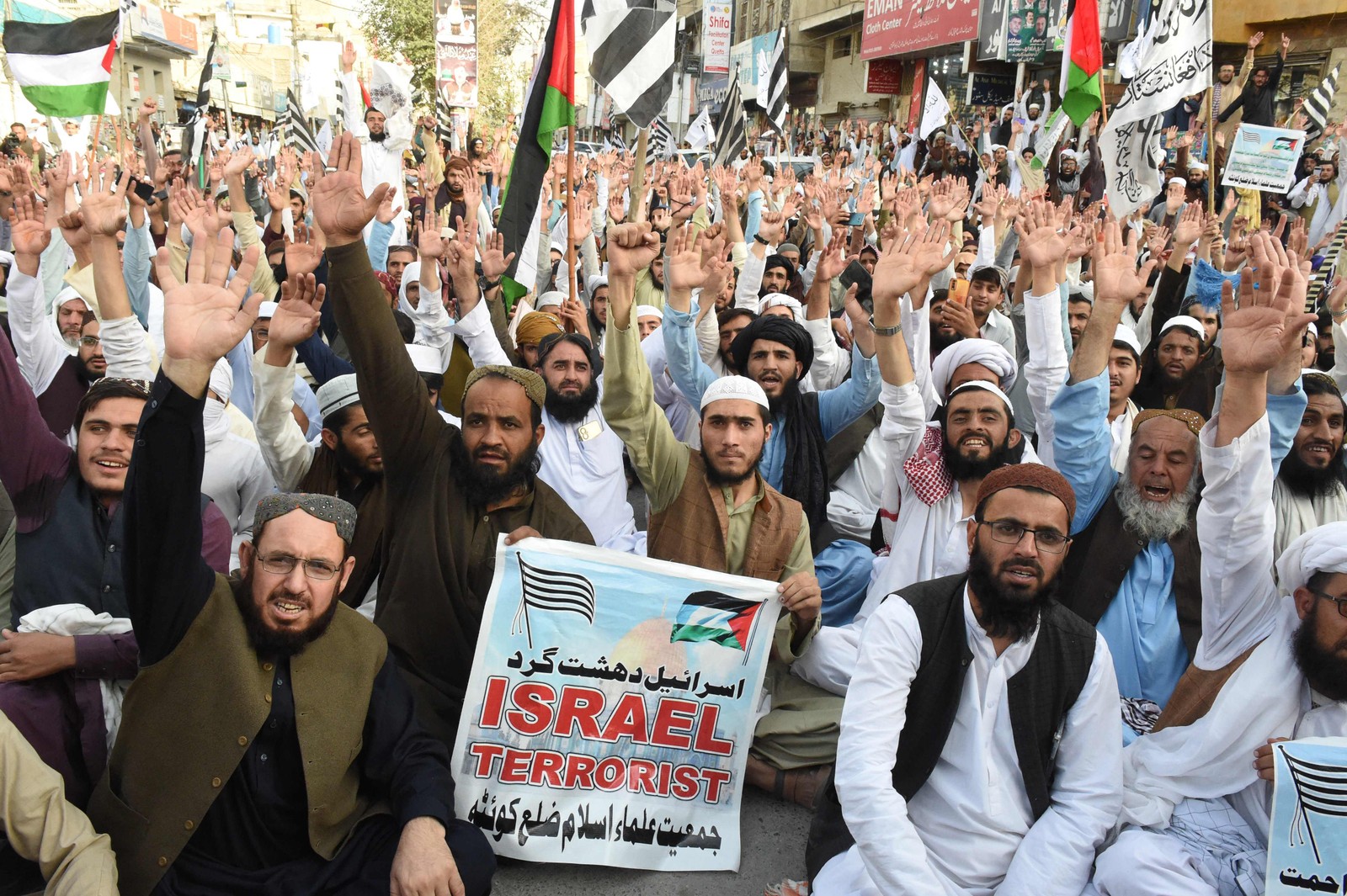 Manifestantes participam de manifestação para mostrar solidariedade com os palestinianos, em Quetta — Foto: Banaras KHAN/AFP