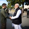 Presidente ucraniano, Volodymyr Zelensky, e o primeiro-ministro indiano, Narendra Modi, apertam as mãos durante seu encontro em Kiev, em meio à invasão russa da Ucrânia - HANDOUT/UKRAINIAN PRESIDENTIAL PRESS SER/AFP