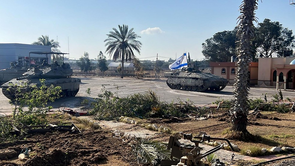 Tanques israelenses ocupam posto de fronteira de Rafah, que leva ao Egito — Foto: Exército de Israel / AFP