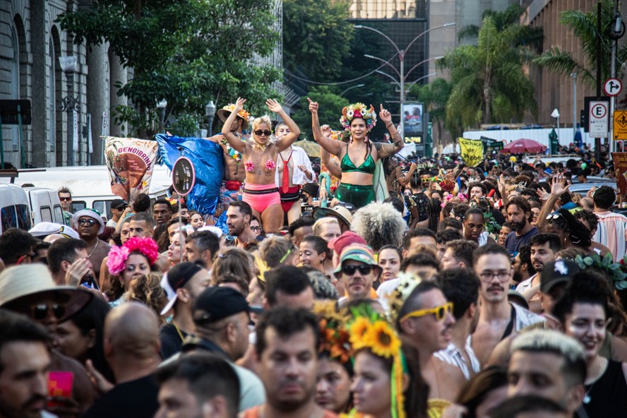 Blocos tomam s ruas do Rio pelas próximas semanas. Na foto, o Bloco Vem Cá, que desfilou na Praça Quinze