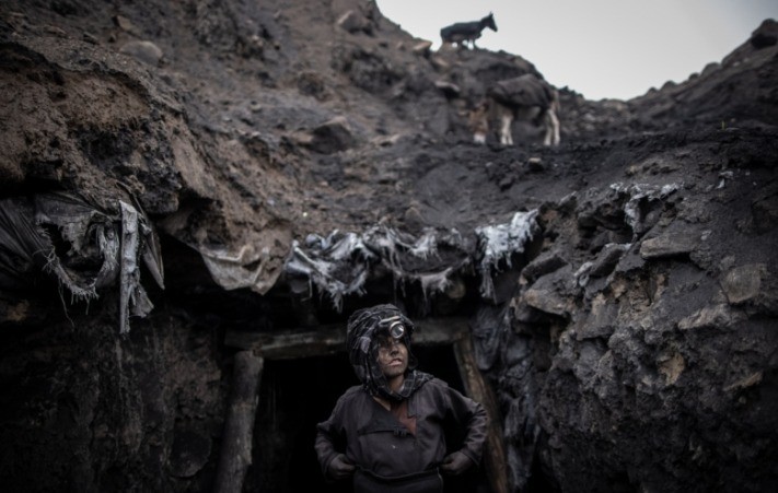 A segunda colocada foi para a fotografia “Trabalho Infantil no Afeganistão”, do fotógrafo italiano Weiken Oliver. Nela, um menino que trabalha em uma mina de carvão informal está posicionado na entrada do local — Foto: Weiken Oliver/Siena International Photo Awards