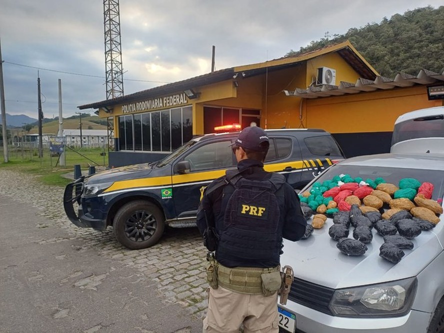 Agente da PRF com a droga aprendida na BR-101