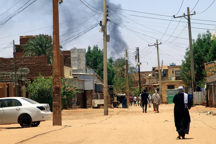Pessoas deixam suas casas em Cartum, enquanto continuam combates entre o Exército e os paramilitares  no Sudão