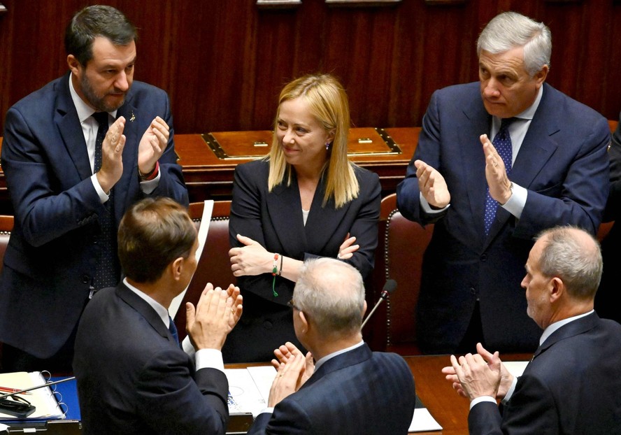 Giorgia Meloni, primeira-ministra da Itália, é aplaudida no Parlamento italiano