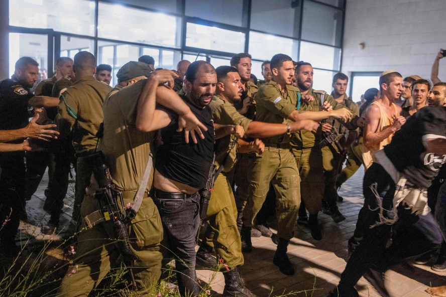 Manifestantes invadem base militar em protesto contra prisão de reservistas acusados de abusarem de prisioneiro palestino