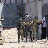 Soldados israelenses prendem dois homens palestinos durante uma operação no campo de Nur Shams, perto da cidade de Tulkarem, na Cisjordânia ocupada por Israel - JAAFAR ASHTIYEH/AFP