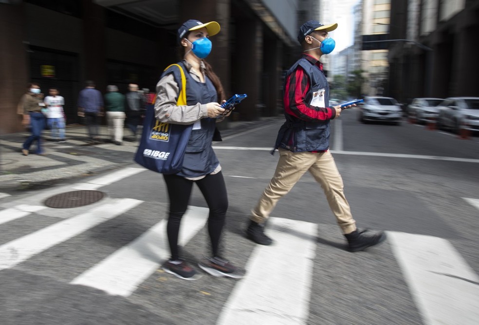 Censo 2022: recenseadores do IBGE nas ruas quando máscaras ainda eram exigidas — Foto: Agência O Globo