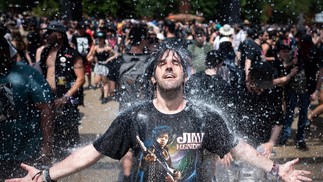 Um homem se refresca durante o festival de música Hellfest, no Oeste da França. — Foto: Loic VENANCE / AFP