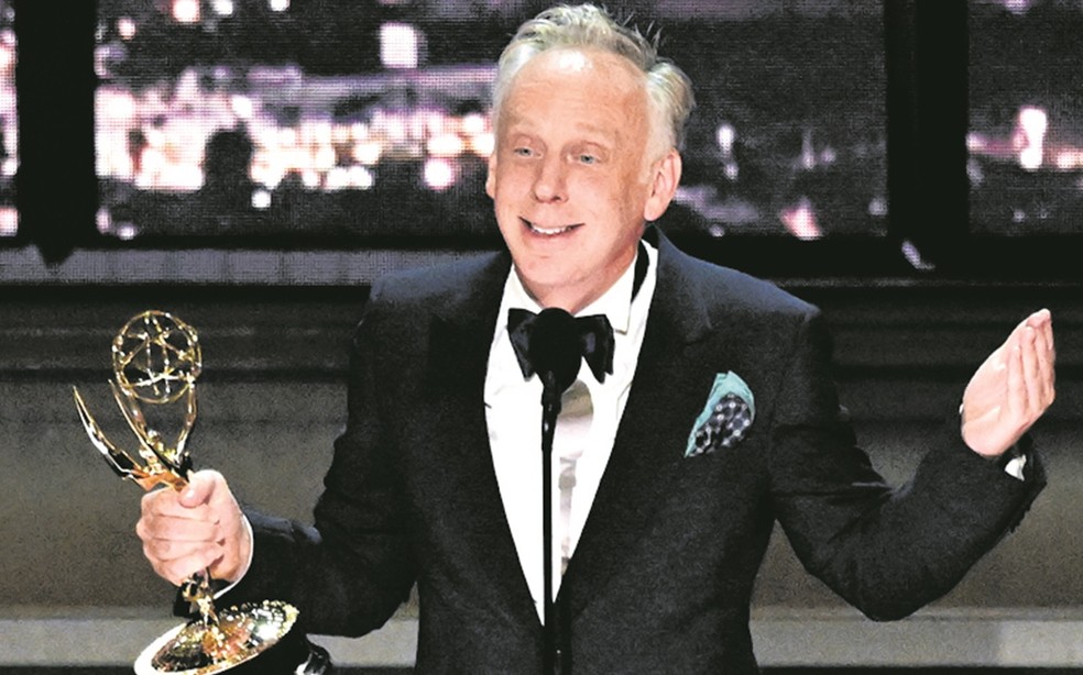 Mike White, criador da série The White Lotus, durante entrega do Emmy: “Eu amo essa história”  — Foto: PATRICK T. FALLON/AFP via Getty Images