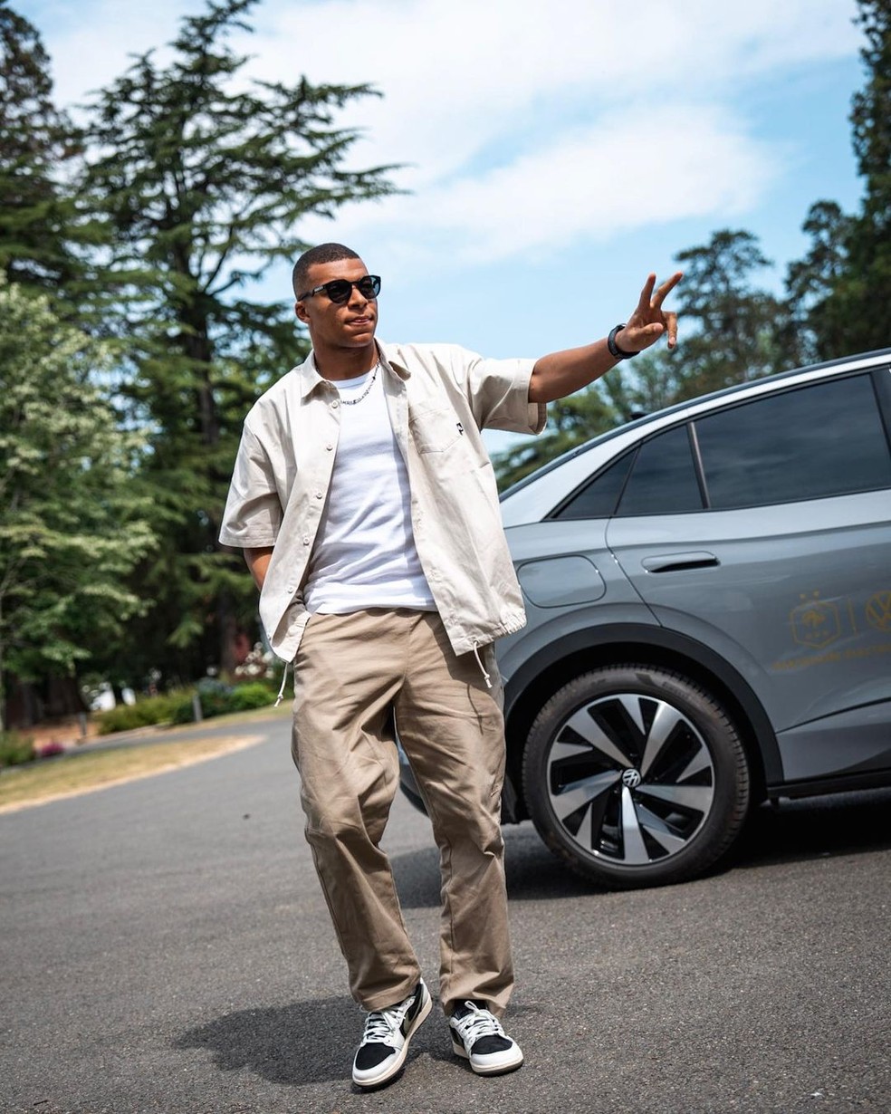 Mbappé tem carros de luxo na garagem, mas não pode dirigir  — Foto: Reprodução Instagram