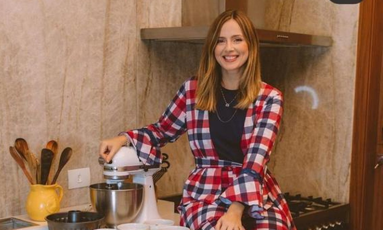 A estilista Carolina Etz (@carolinaetz) compartilha vídeos sobre o cotidiano, da viagem em família a um prato que arrisca na cozinha, sempre vestindo suas peças. Mistura fotos profissionais e amadoras com modelos, mas os garotos-propaganda que mais fazem sucesso em suas redes são os filhos pequenos.  — Foto: Acervo pessoal