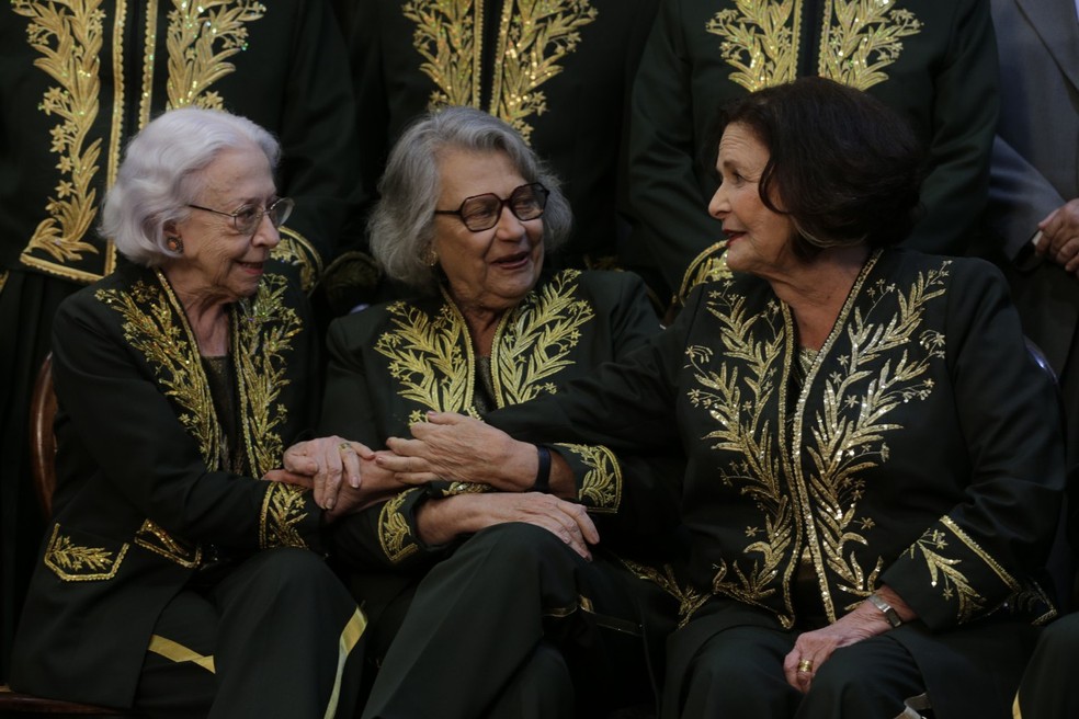 Posse de Heloisa Teixeira na ABL: Fernanda Montenegro, Ana Maria Machado e Heloisa Teixeira — Foto: Alexandre Cassiano