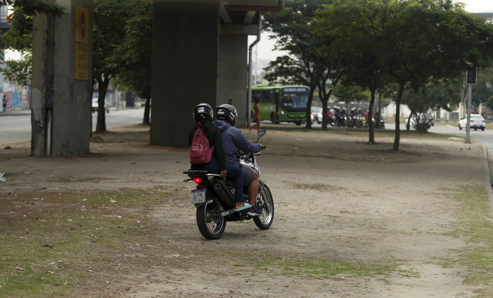 Para fugir do trânsito, mototaxista passa por canteiro em frente à Estação Maracanã, do Metrô — Foto: Fabiano Rocha / Agência O Globo