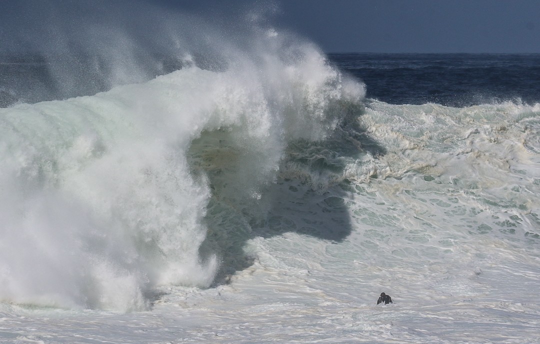 As fotos foram feitas nesta quarta-feira pela manhã, quando chegou o swell na praia. — Foto: Divulgação