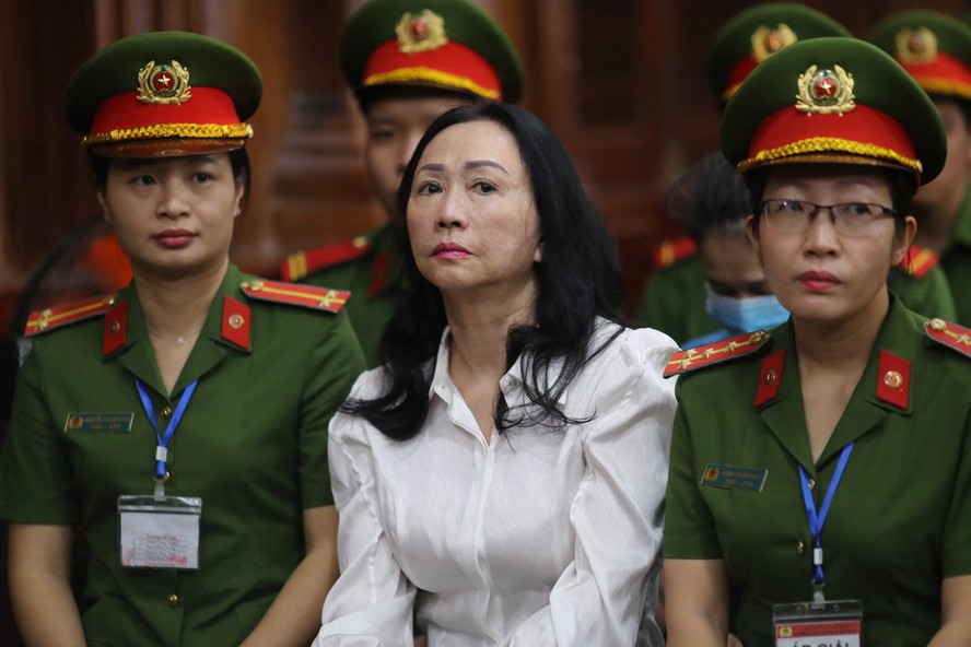 Truong My Lan durante julgamento de acusação de fraude no Vietnã
