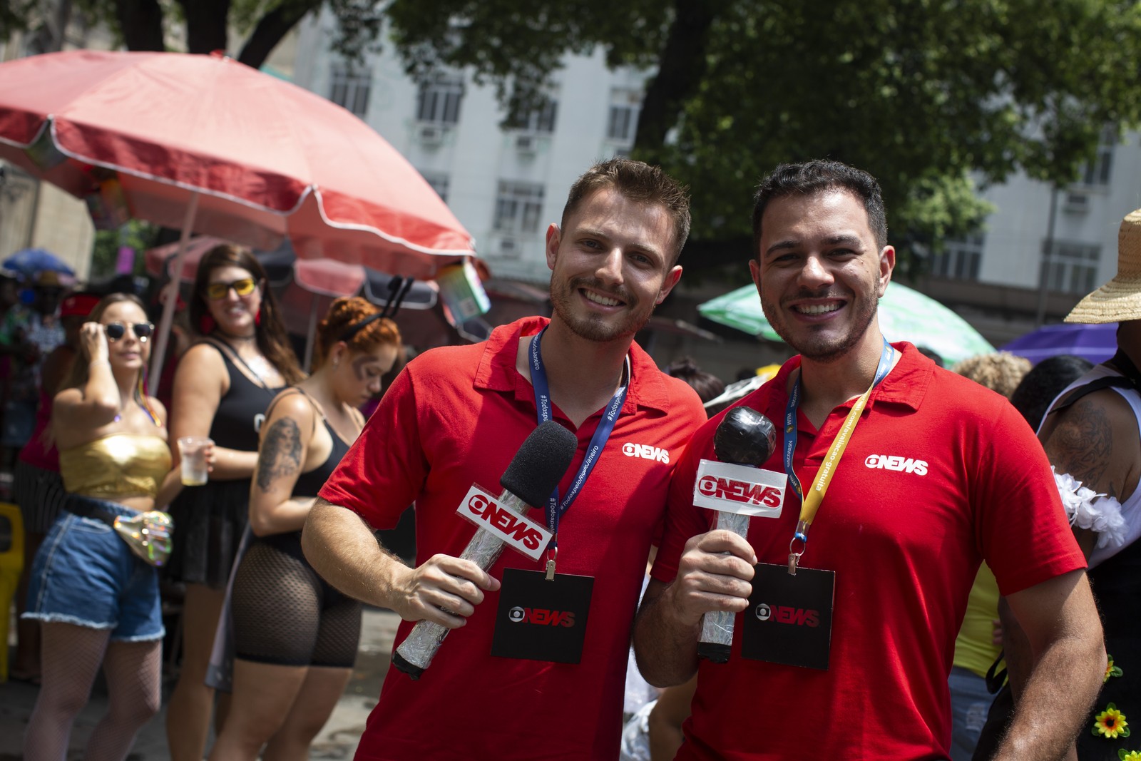 Matheus Blois e Tauat Resende fazem sucesso entre os foliões como Globo News Fake — Foto: Márcia Foletto/Agência O Globo