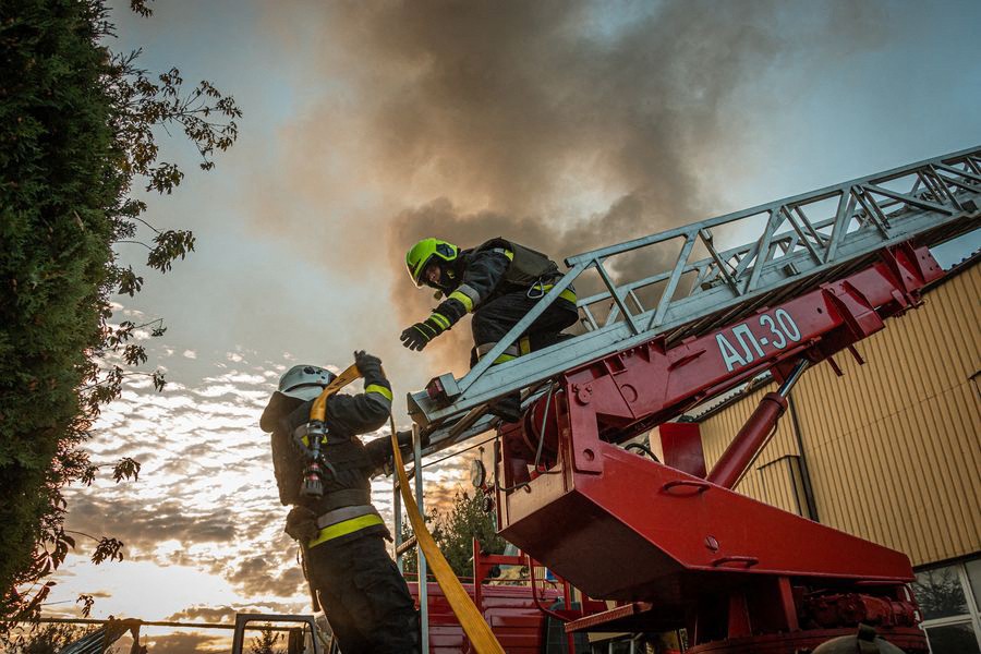 Bombeiros apagam incêndio em um armazém de produção em Kharkiv após um ataque noturno com mísseis na Ucrânia — Foto: AFP