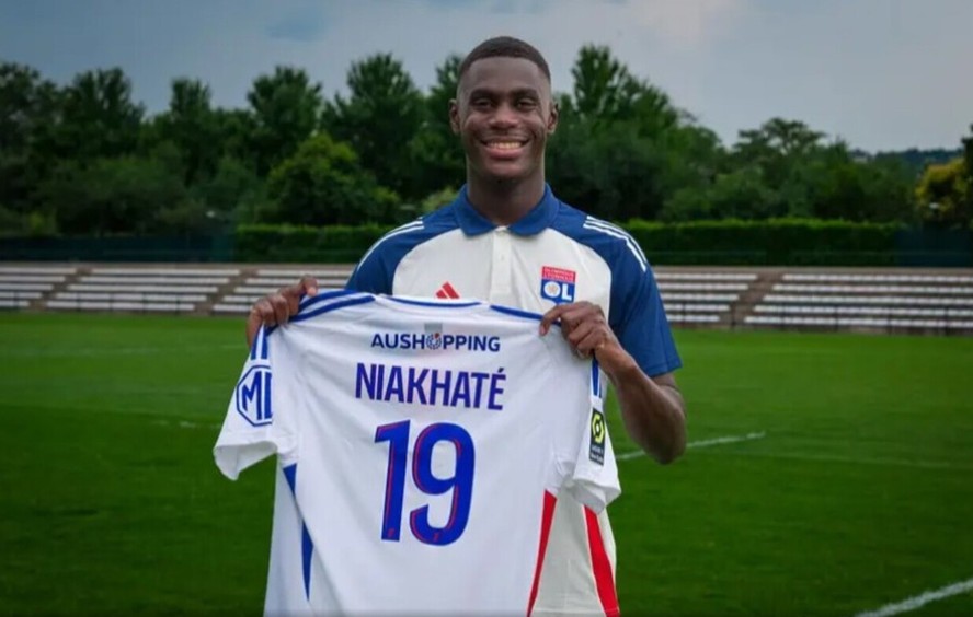 Zagueiro Moussa Niakhaté é a maior contratação da história do Lyon