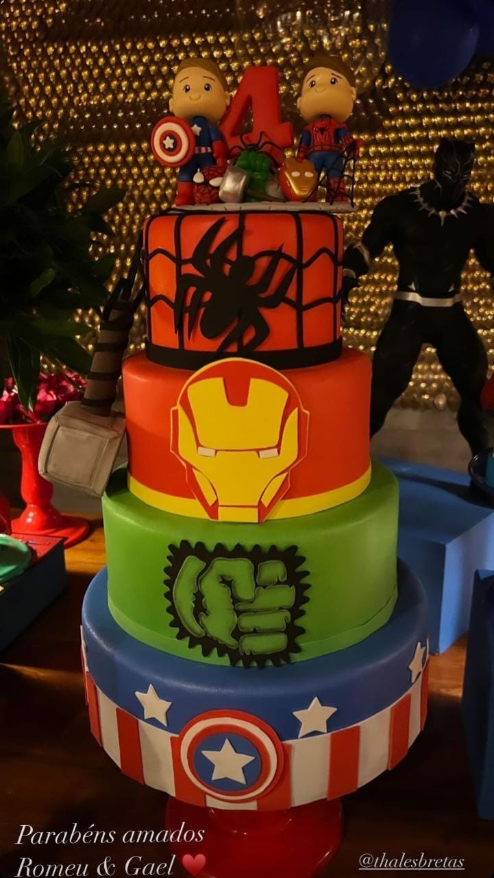 O bolo de aniversário das crianças tinha como tema super-heróis — Foto: Reprodução: Instagram