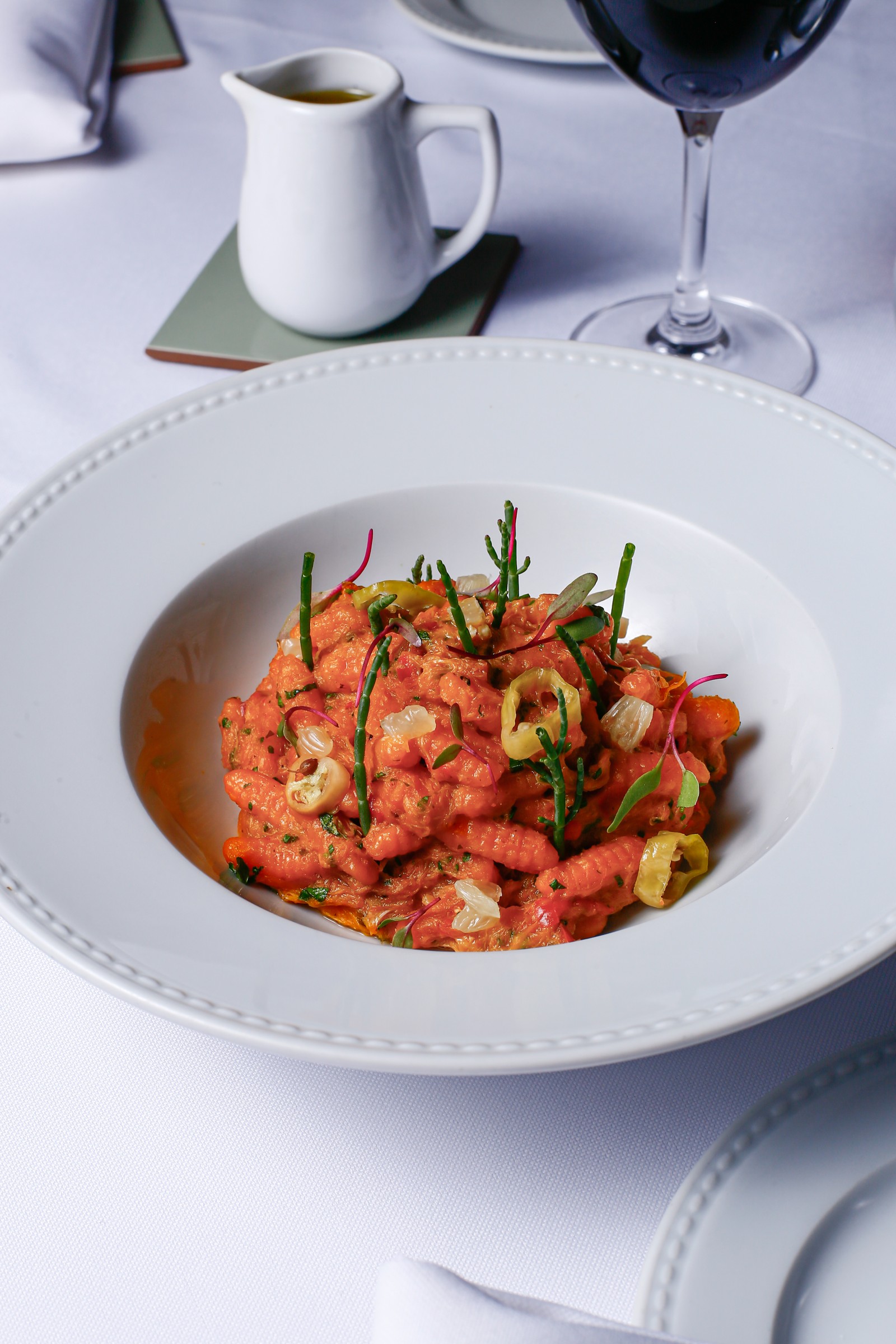 Sult. Cavatelli com siri: pasta fresca com molho de siri, finalizada com picles de pimenta de cheiro e salicórnia — Foto: Divulgação/Roger Fernandez